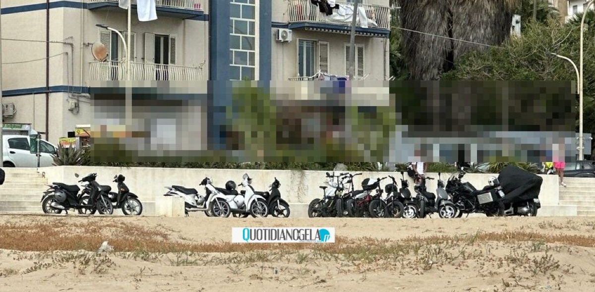 Un tratto del lungomare trasformato in parcheggio per scooter - 
