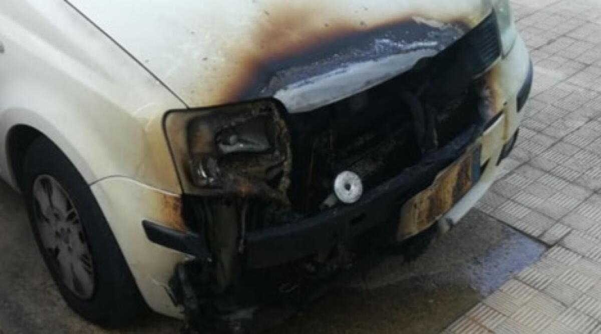Auto incendiata in via Tucidide, due a processo per il rogo 