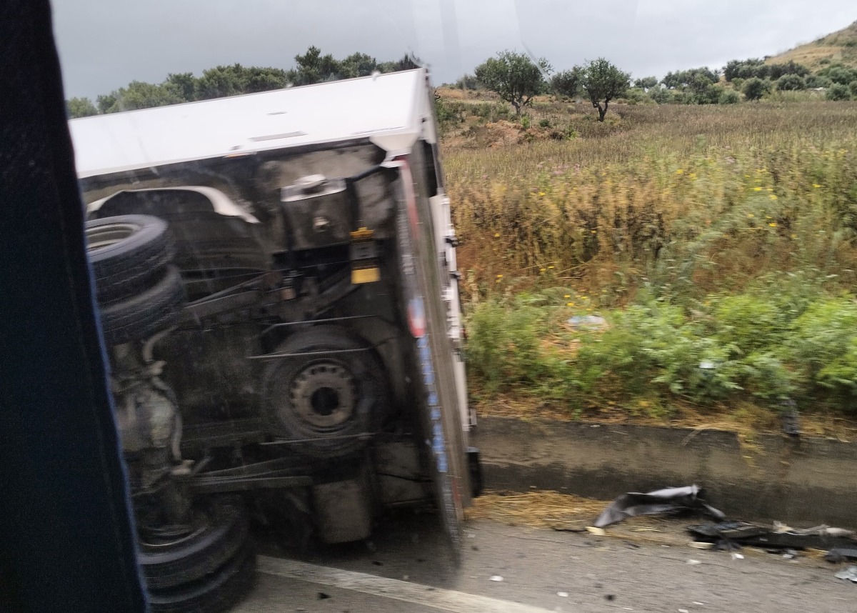 Incidente su un tratto della Gela-Licata, un camion ribaltato - 