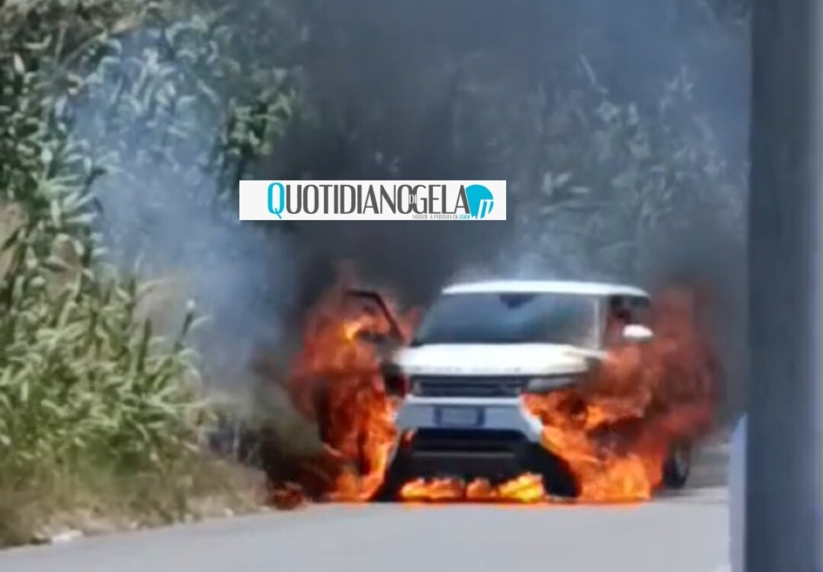 Auto avvolta dalle fiamme sul lungomare - 
