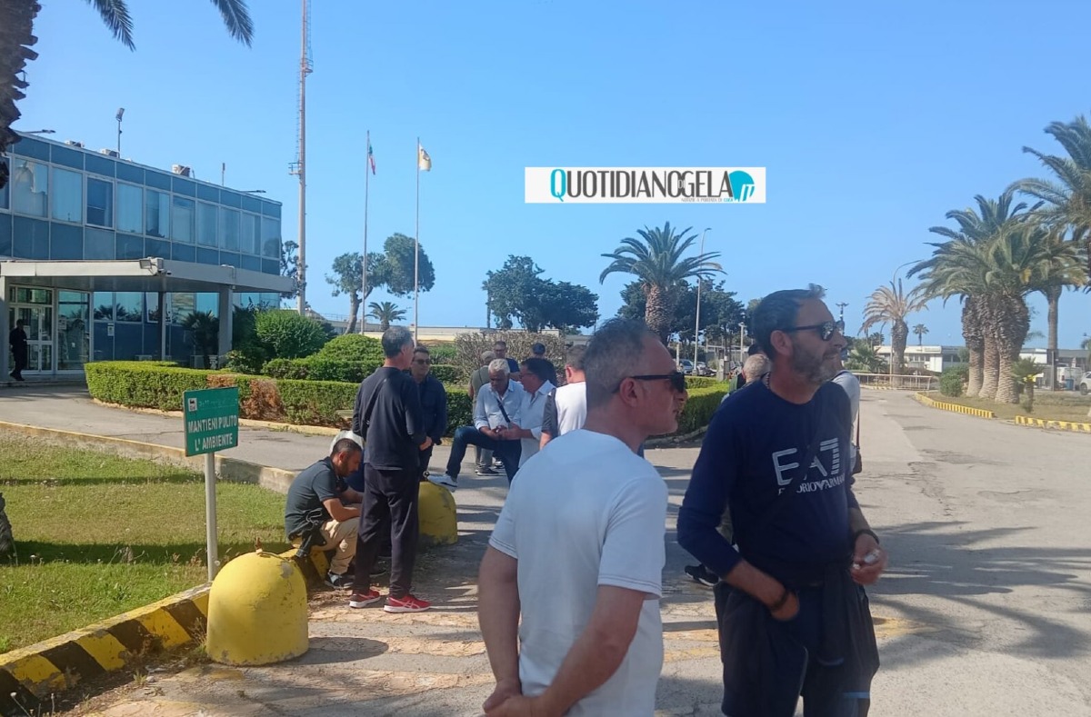 Irmes, operai davanti agli uffici Eni: "Nessuna risposta dalla nostra azienda" - 