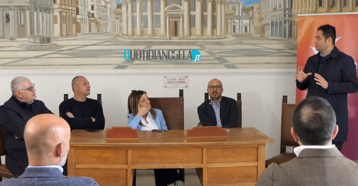 Iv-Di Stefano, convergenze possibili ma per ora nessun patto comune di governo - Dirigenti Iv insieme al sindaco Di Stefano