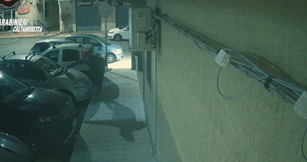 Roghi auto, Gensabella respinge accuse davanti al gip: per gli investigatori è l'incendiario seriale - L'azione in via Generale Cascino ripresa dai sistemi di videosorveglianza