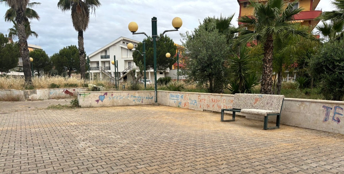 C'erano vegetazione spontanea e resti accumulati, cinque giovani ripuliscono la villetta - 