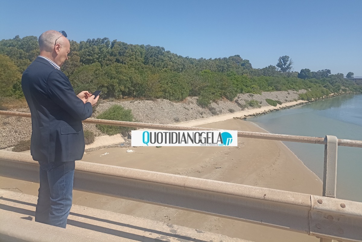 Sversamenti fiume Gela, Lorefice: "Basta menefreghismo, subito un tavolo per risolvere questa crisi ecologica" - Lorefice durante un sopralluogo lungo il fiume Gela