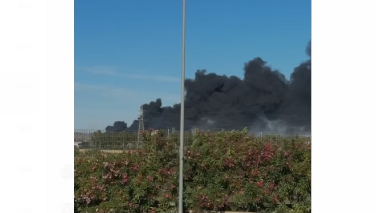 Rogo zona industriale, in fiamme un capannone: sindaco, "abbiamo attivato il centro operativo comunale" - 