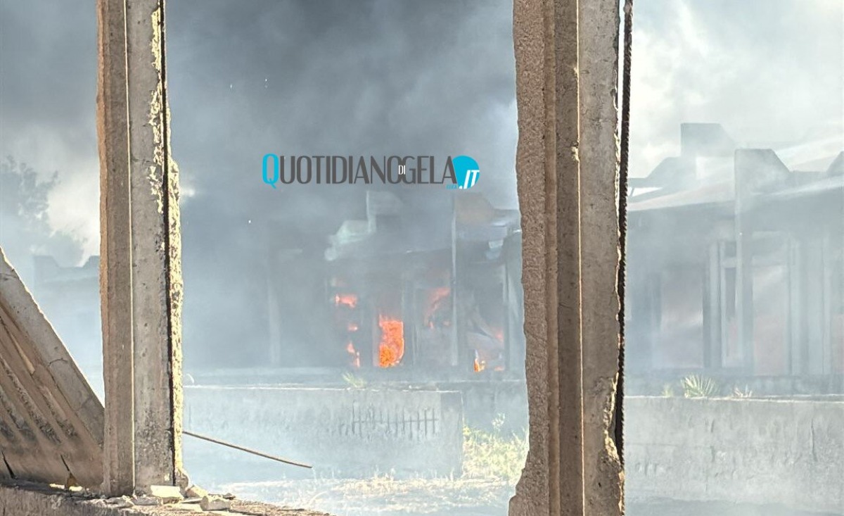 Capannone interamente distrutto dalle fiamme, fuoco ha avvolto la struttura - 