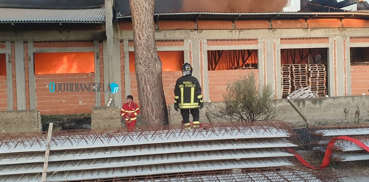Rogo zona industriale, incendio ancora in corso: da ore impegnati i vigili del fuoco - 