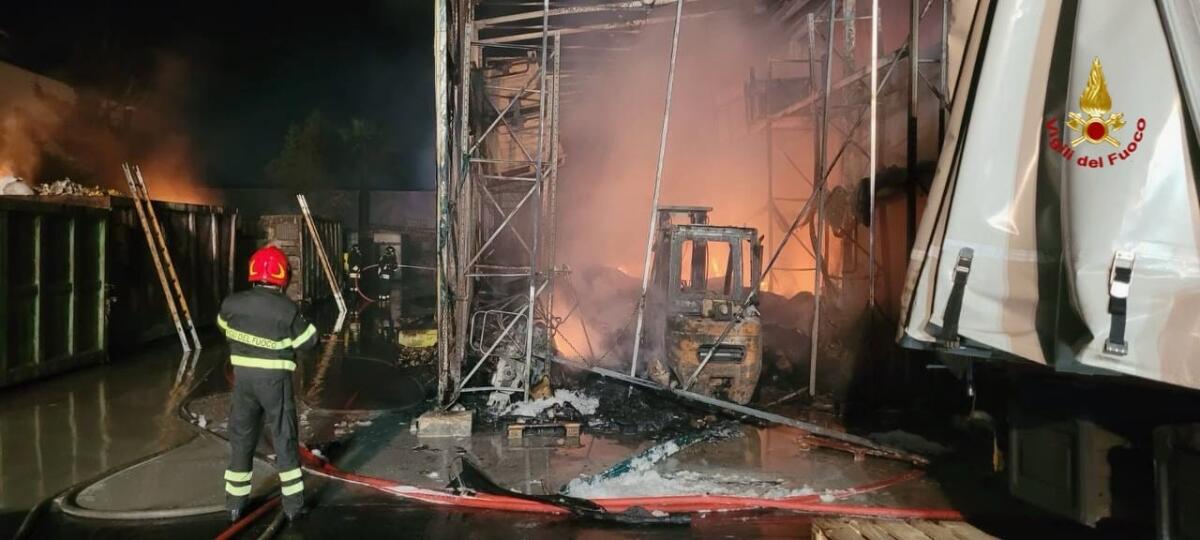 Incendio in un impianto di trattamento rifiuti speciali nel palermitano, nessun ferito - 