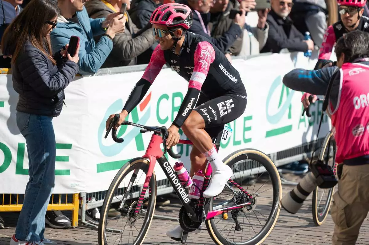 Carapaz vince in solitaria al Giro, Del Toro resta maglia rosa - 