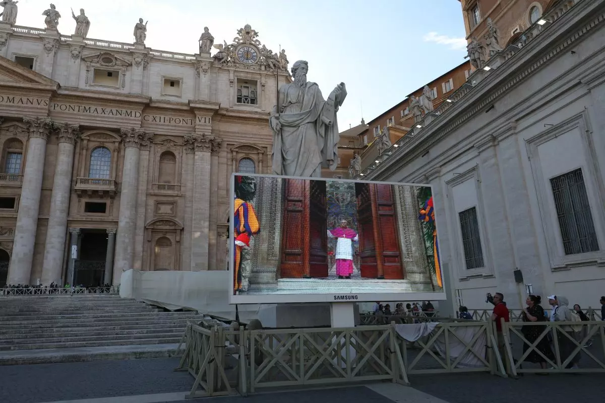“Extra omnes”. Si chiude la Cappella Sistina, al via il Conclave -