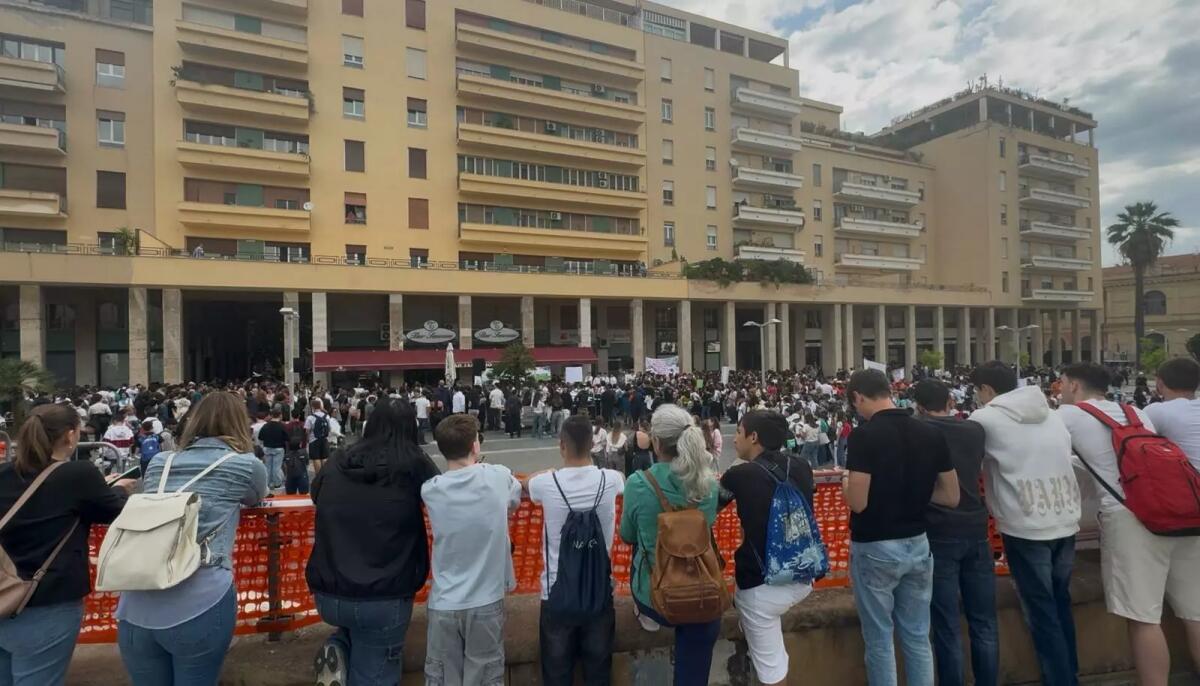 Palermo si ferma per ricordare la strage di Capaci, migliaia di studenti in piazza - 