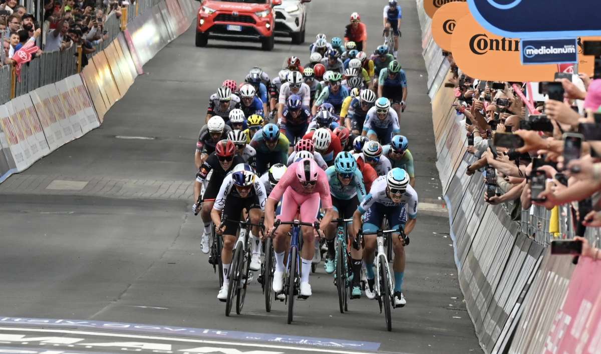 Tris di Pedersen al Giro, Zambanini battuto al fotofinish - 