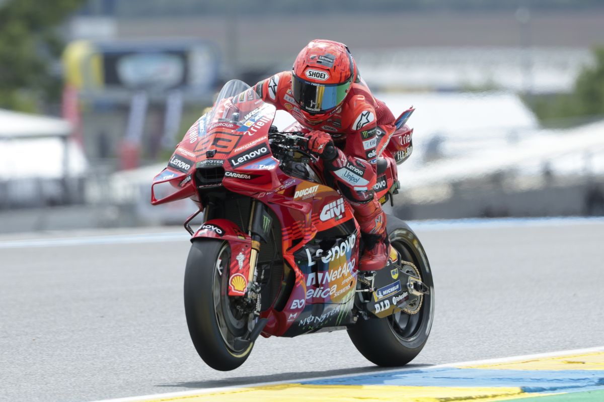 Marc Marquez vince anche la sprint di Le Mans, caduta per Bagnaia - 