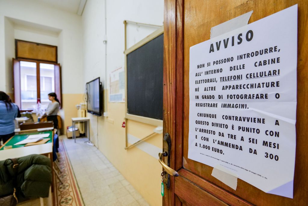Riaperti i seggi per le Amministrative. Affluenza in calo al 43,85% - 