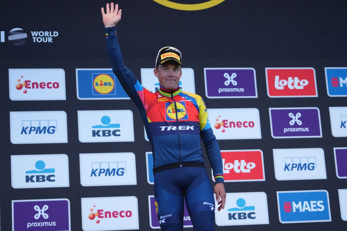 Groves vince in volata 6^ tappa del Giro, Pedersen resta in rosa - 