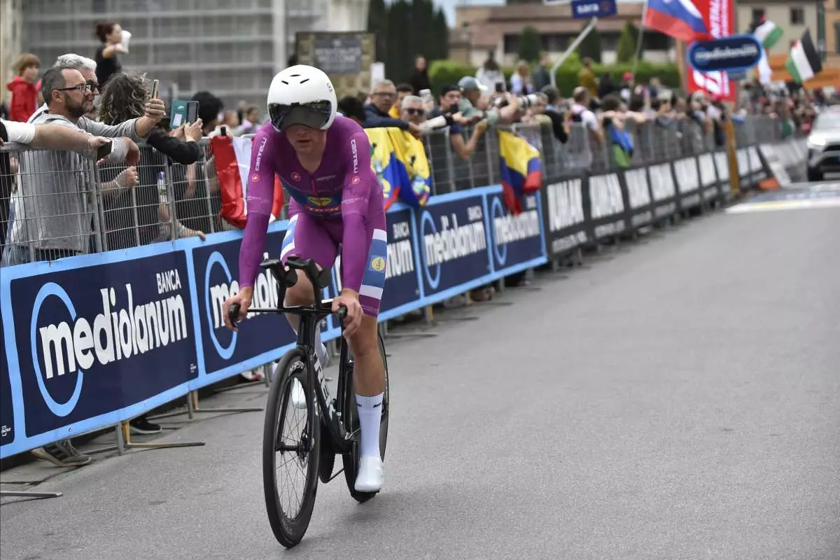 Hoole vince la crono di Pisa, Del Toro resta maglia rosa - 