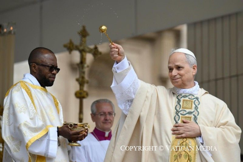 Papa “Costruiamo una chiesa di pace che apra le braccia al mondo” - 
