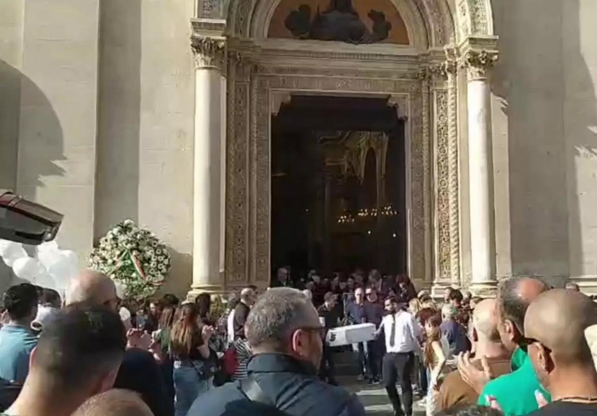A Misterbianco l’ultimo saluto alla neonata lanciata dal balcone -