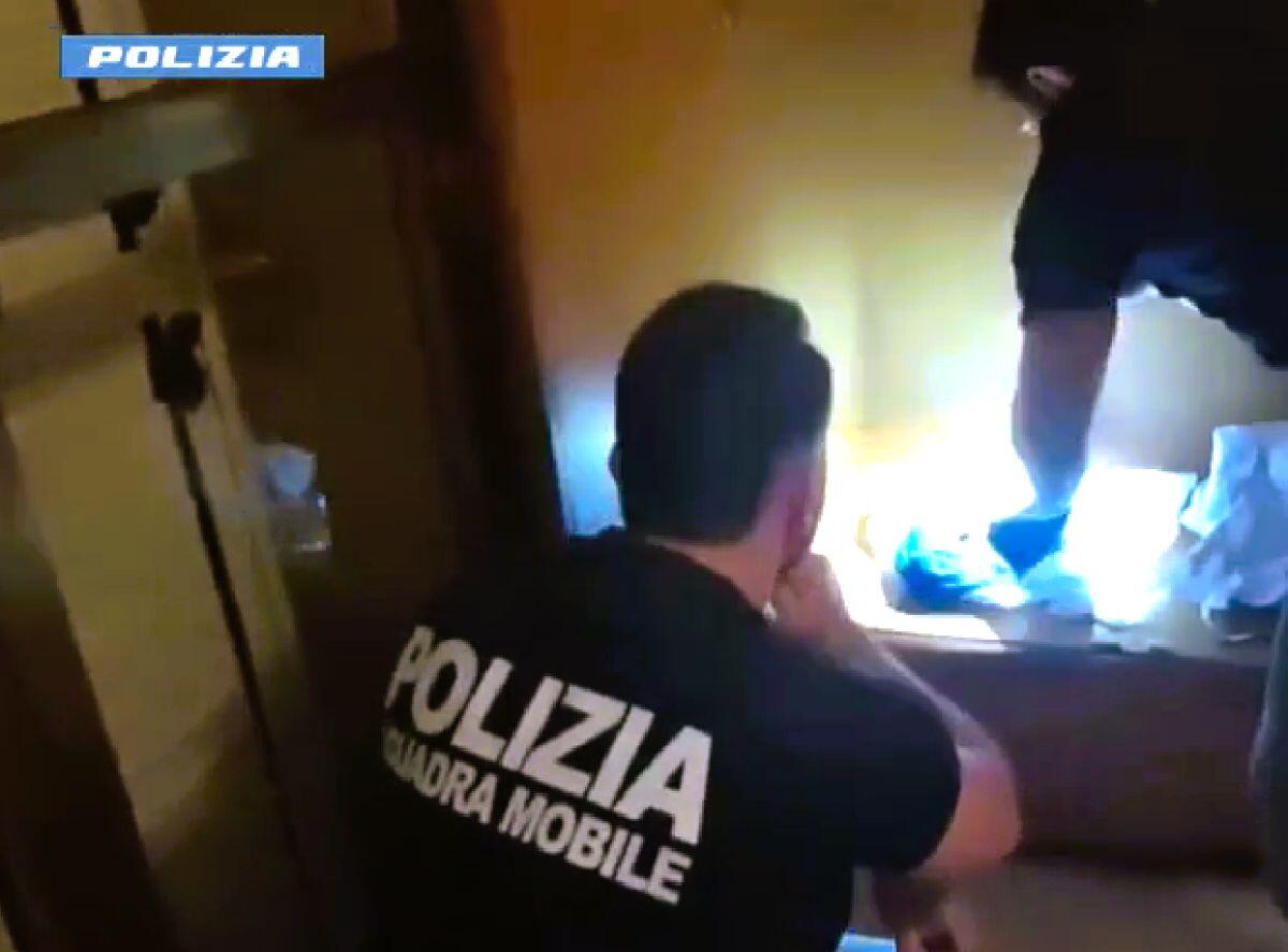 Armi e droga occultate in casa a Gela, arrestato un ventenne pregiudicato - 