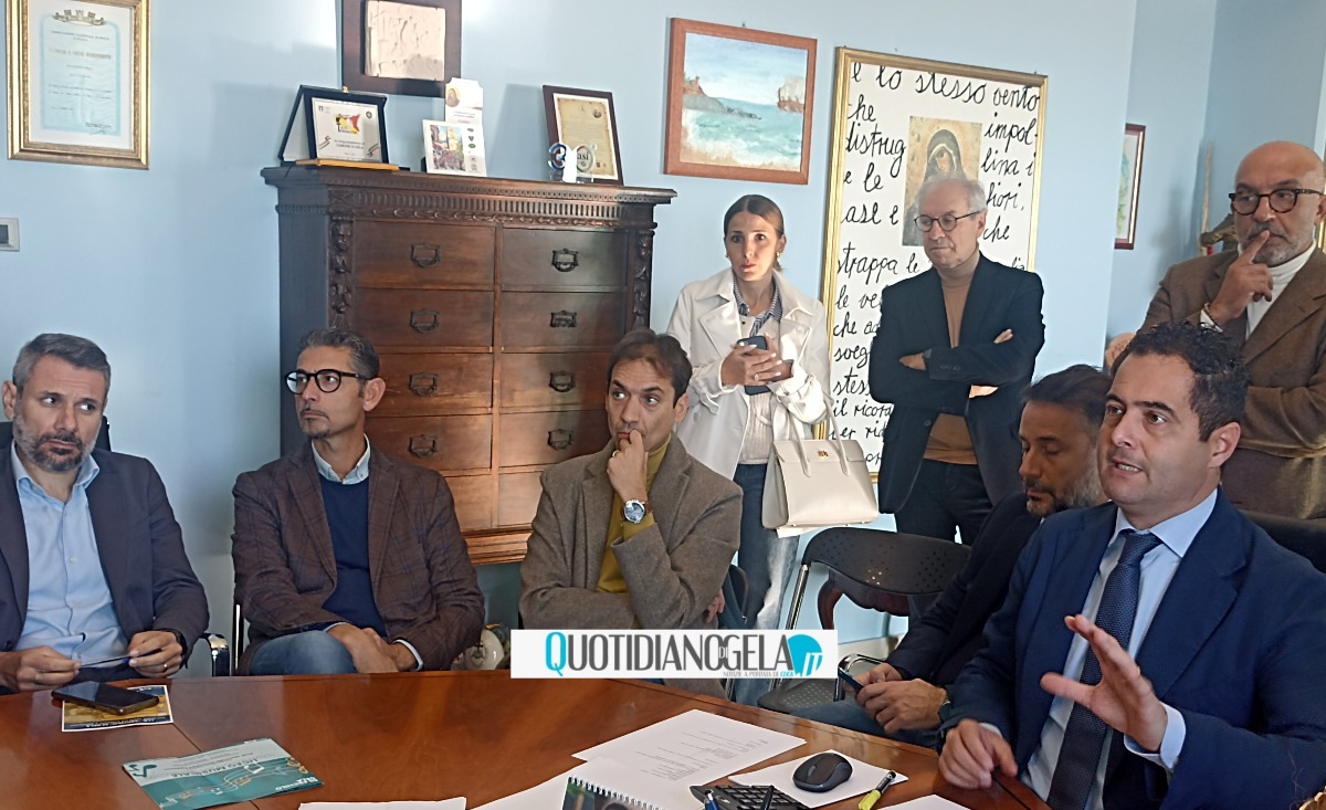 Un anno fa la vittoria, ora gli atti finanziari e non solo: chiamata cruciale per il "modello Gela" - Il sindaco Di Stefano insieme ad assessori e alleati 