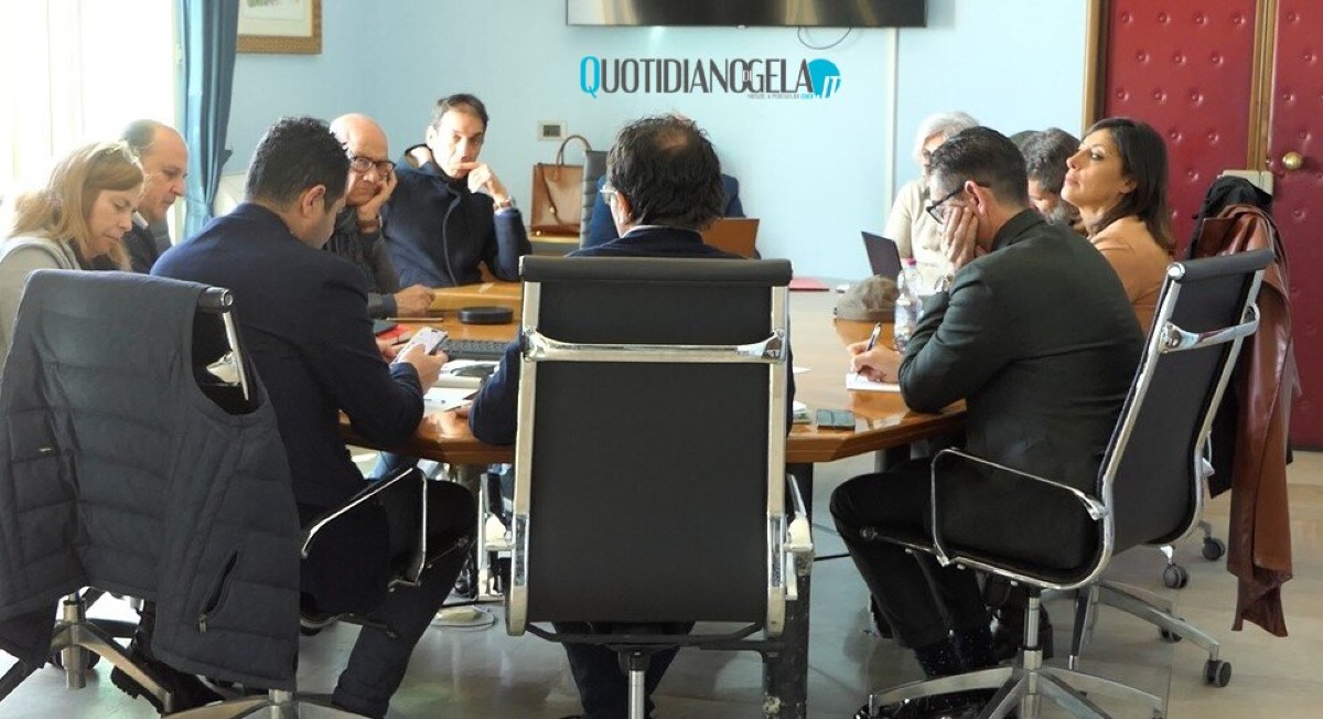 Relazione annuale, sindaco e assessori impegnati a definirla per tracciare le linee di quanto fatto - Una riunione di giunta