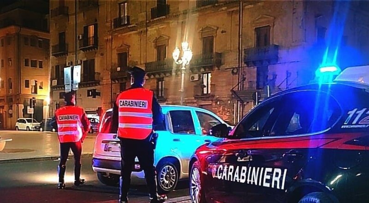 In piena notte fermato dai carabinieri, aveva un tirapugni d'acciaio: giudizio per un minorenne -