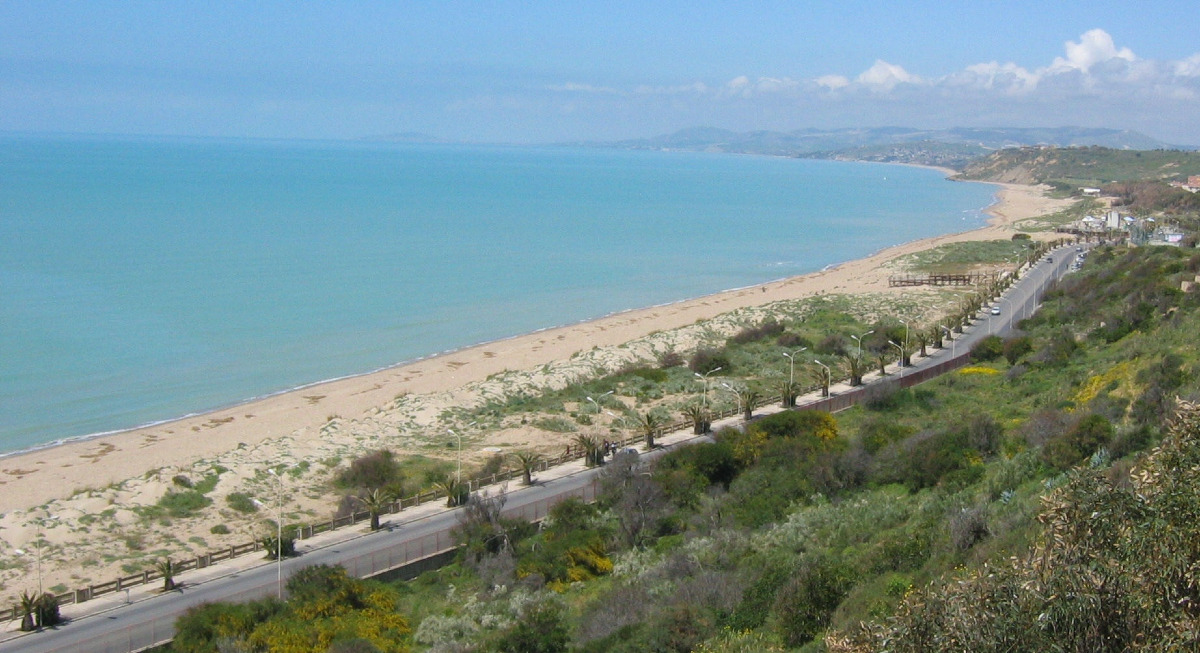 Cosa nasconde davvero il Golfo di Gela | Da spiagge dorate a tesori archeologici - Foto: fab. - gela & Markos90/Wikipedia