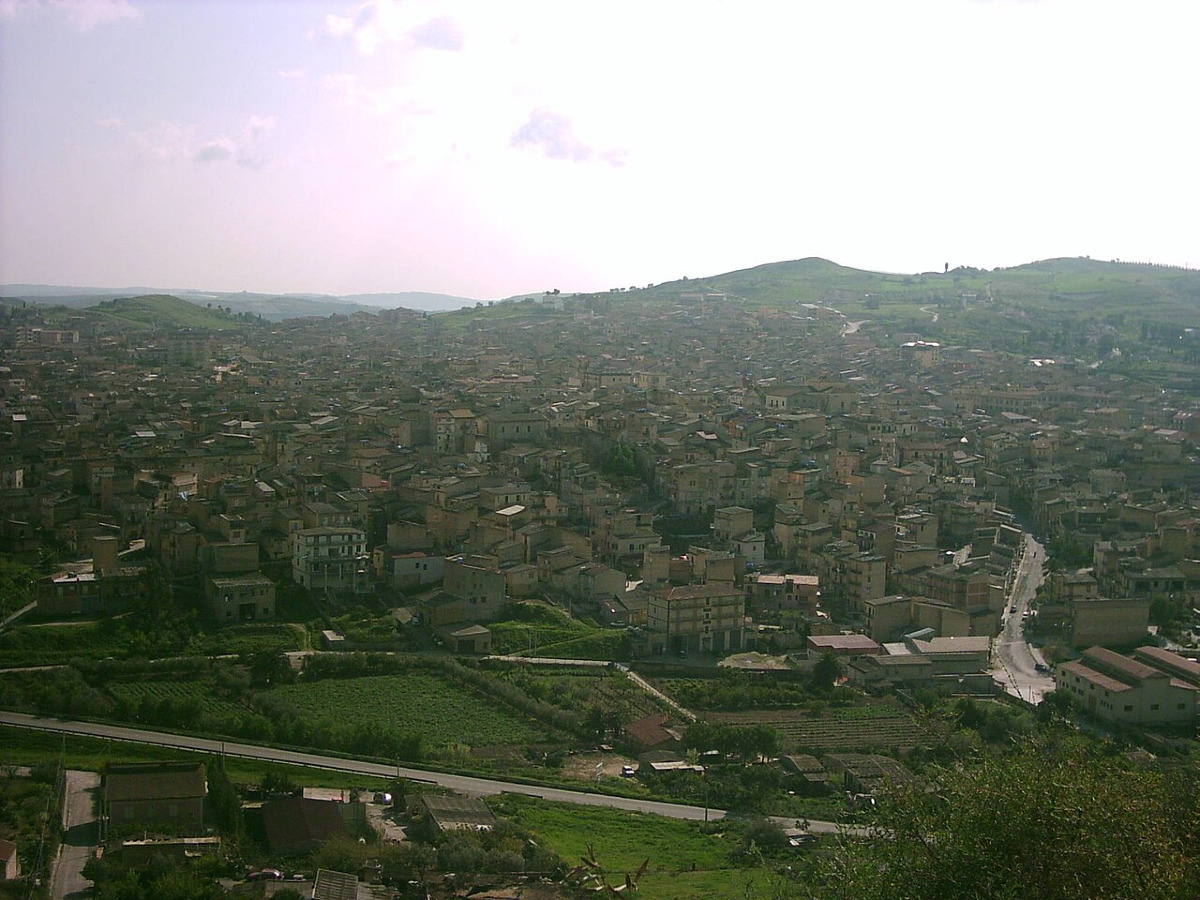 Ogni angolo di questo borgo ha una vicenda da raccontare | Riesi tra zolfo, fede e storie mai svelate - Foto: Cyrano/Wikipedia