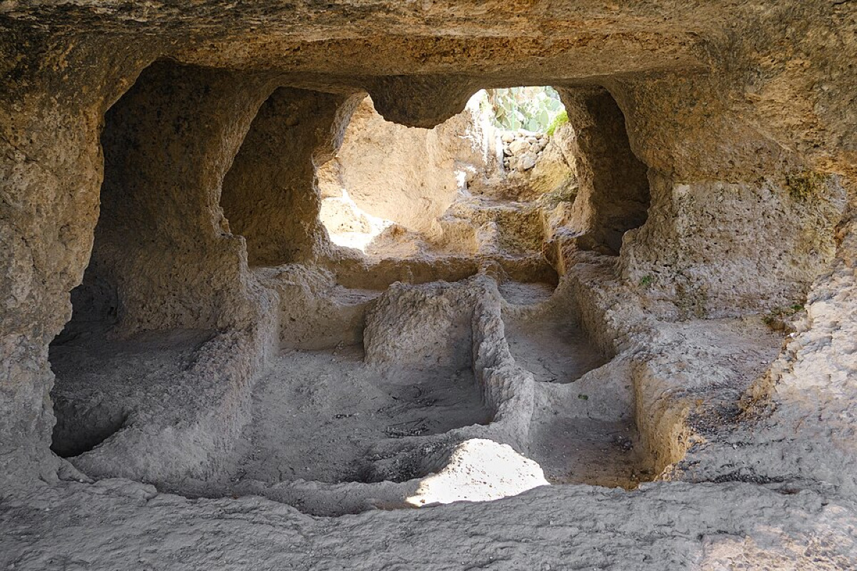 Il labirinto sotterraneo di Gela che custodisce misteri millenari | Il racconto della Necropoli di Grotticelle  - Foto: Antopignato/Wikipedia