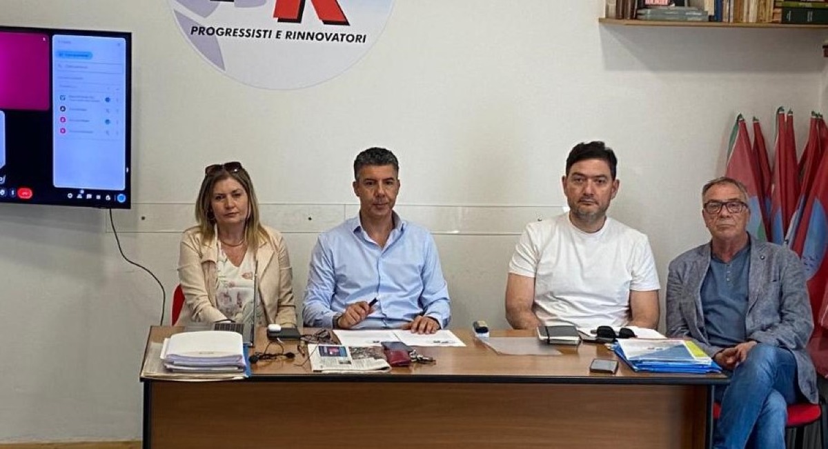"PeR" alla manifestazione M5s per la sanità, "madre di tutte le battaglie": laboratorio solidarizza con la Palestina - I digenti del laboratorio "PeR"