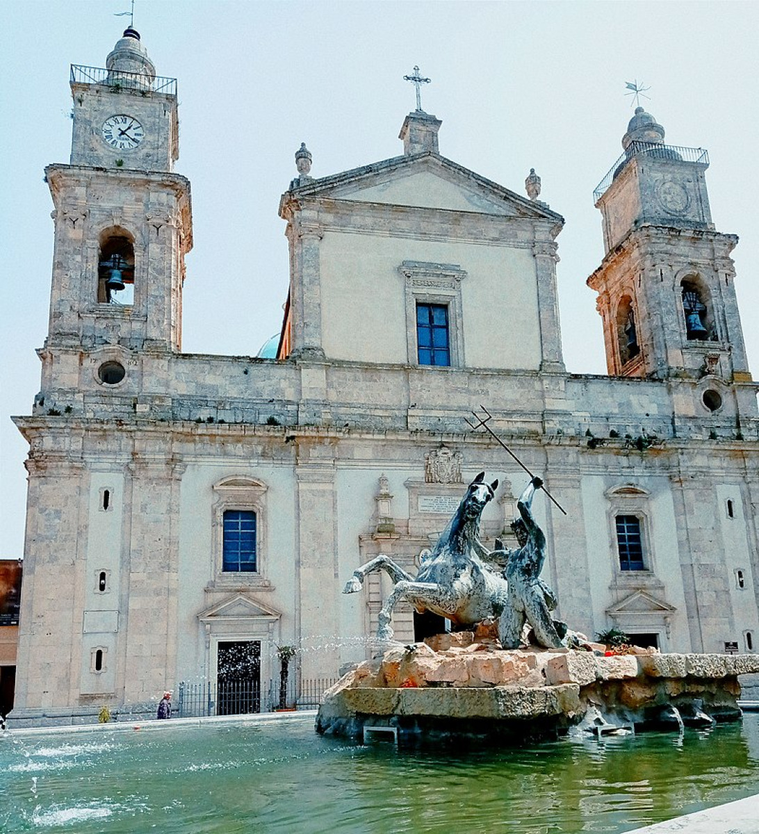 Non crederai a cosa ha resistito | La Cattedrale di Santa Maria la Nova e il suo passato leggendario - Foto: Fscarfia06/Wikipedia