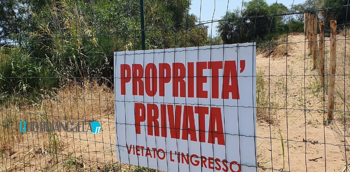 Via delle Acacie, unico accesso al mare off limits: "Recinzione e mezzi meccanici in un'area di vincolo" - La zona ora delimitata dalla recinzione