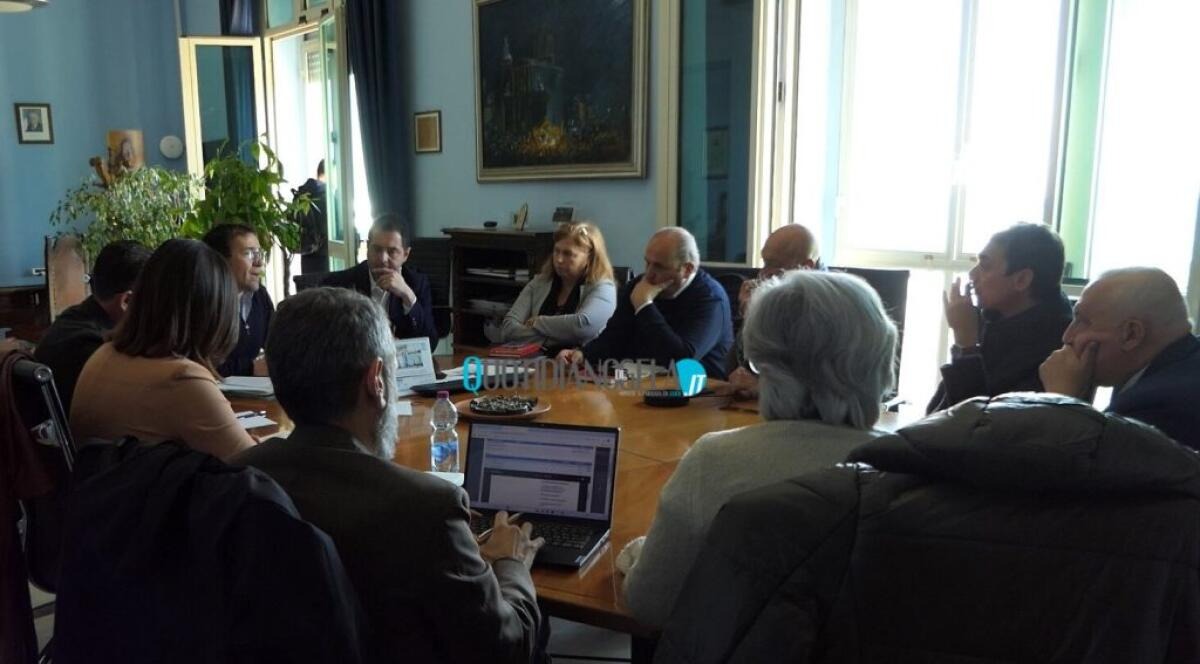 Bilancio e atti finanziari, servono segnali concreti dopo i rinvii - Una riunione di giunta 