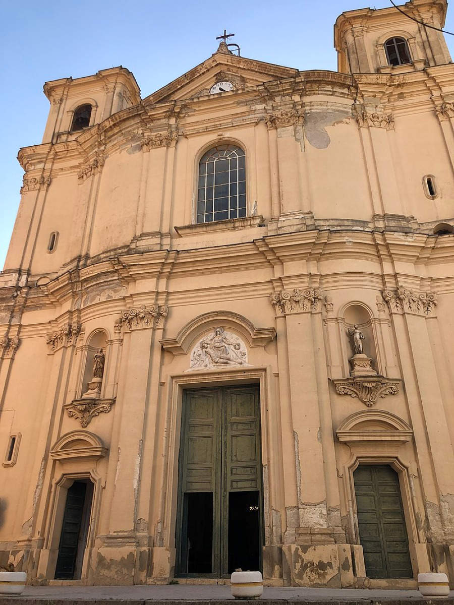 Un luogo che sta affascinando i più curiosi | La Chiesa di San Leonardo Abate a Serradifalco - Foto: Davide Mauro/Wikipedia