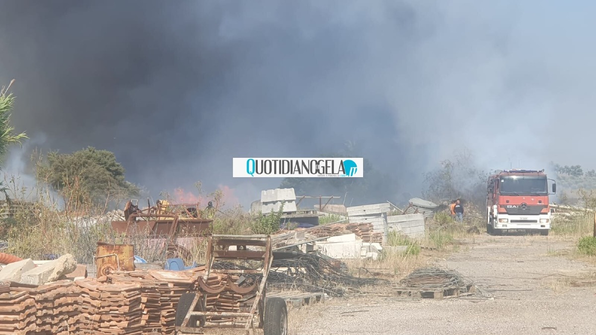 Rogo in un'area di stoccaggio di materiali, fiamme dai terreni incolti -