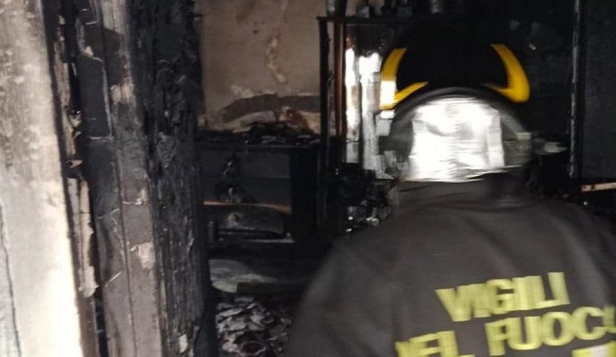 Abitazione data alle fiamme in centro storico, "forzato l'ingresso": accuse ad Ascia ma è irreperibile da mesi - 