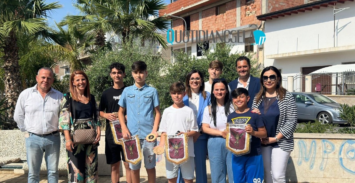 Da soli hanno ripulito un'intera piazzetta, giovani premiati dall'amministrazione: "Ci ricordano anche nostre mancanze" -