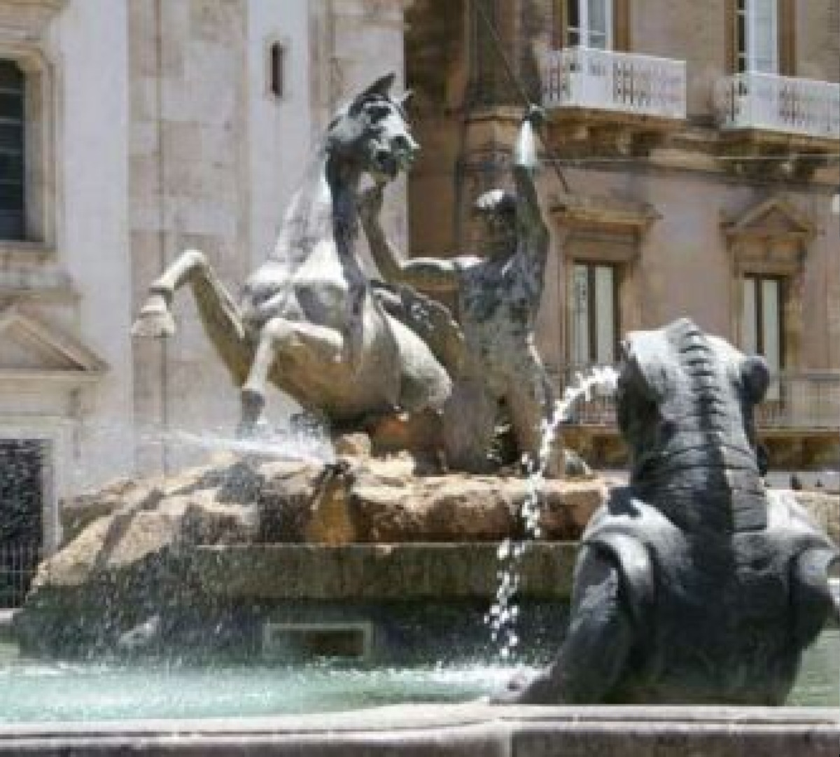 La statua che tutti guardano, ma nessuno conosce davvero | Fontana del Tritone a Caltanissetta e il suo lato incredibile - 