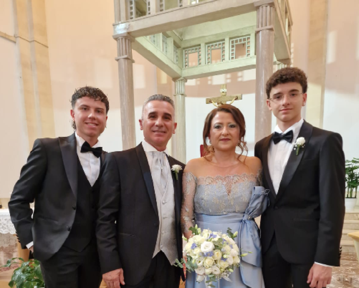 Tonino e Giusy Caci: 25 anni dopo, di nuovo all’altare con i figli Rocco e Francesco - 