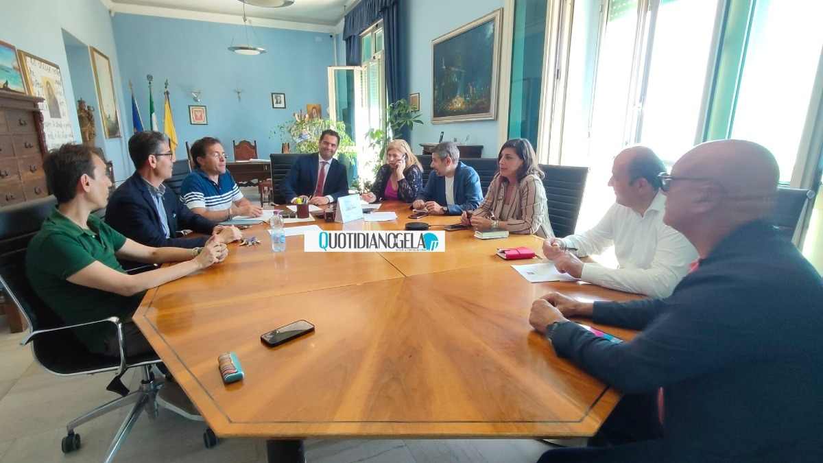 Contratto Ghelas, maggioranza alla prova d'aula: riunione prima del voto - Il sindaco e gli assessori 