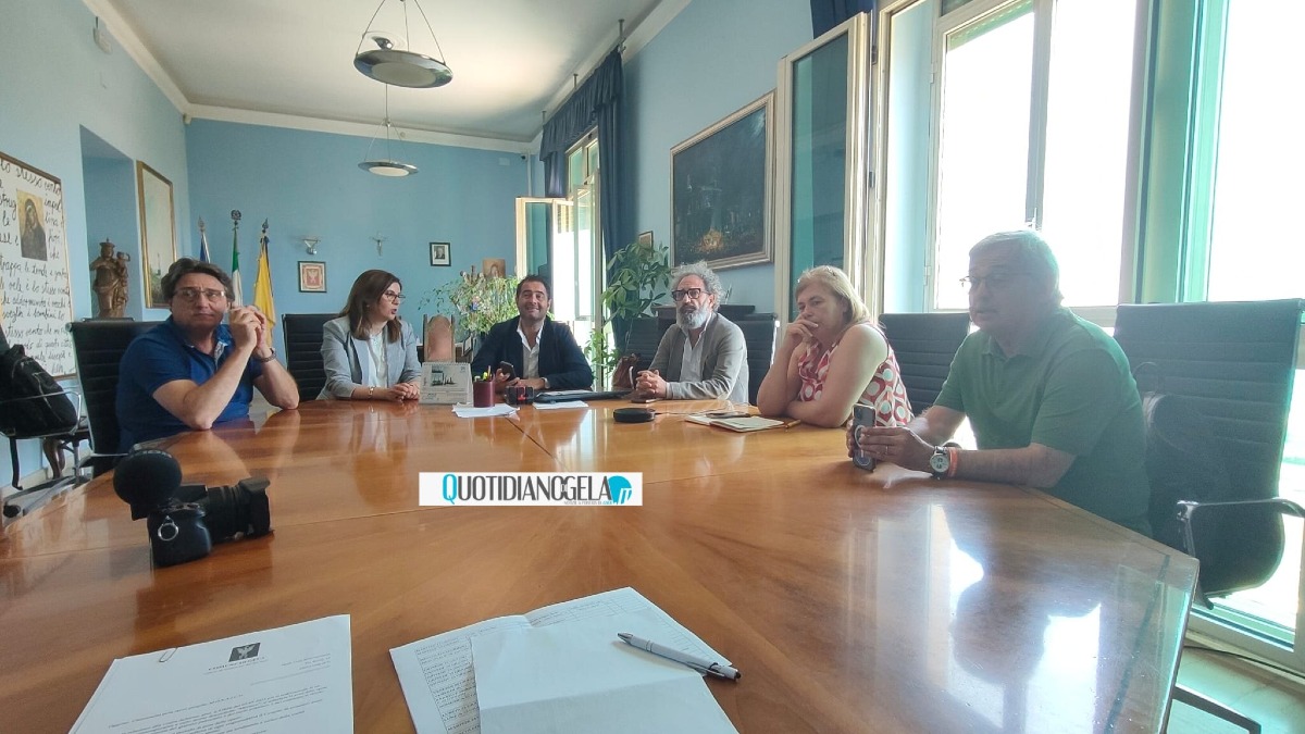 "Ghelas atto storico", Di Stefano: "Opposizione? Grazie ai responsabili, altri si sono tirati indietro" - Il sindaco Di Stefano, il presidente Giudice e gli esponenti di maggioranza 