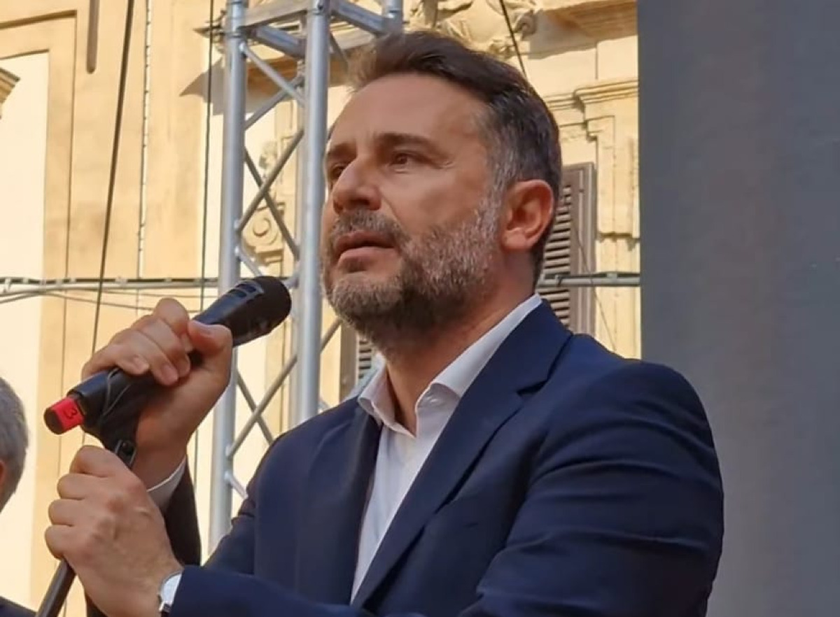 "Sanità al collasso, invertire la rotta", Di Paola: "Oggi parte l'alternativa a Schifani" - Di Paola sul palco della manifestazione