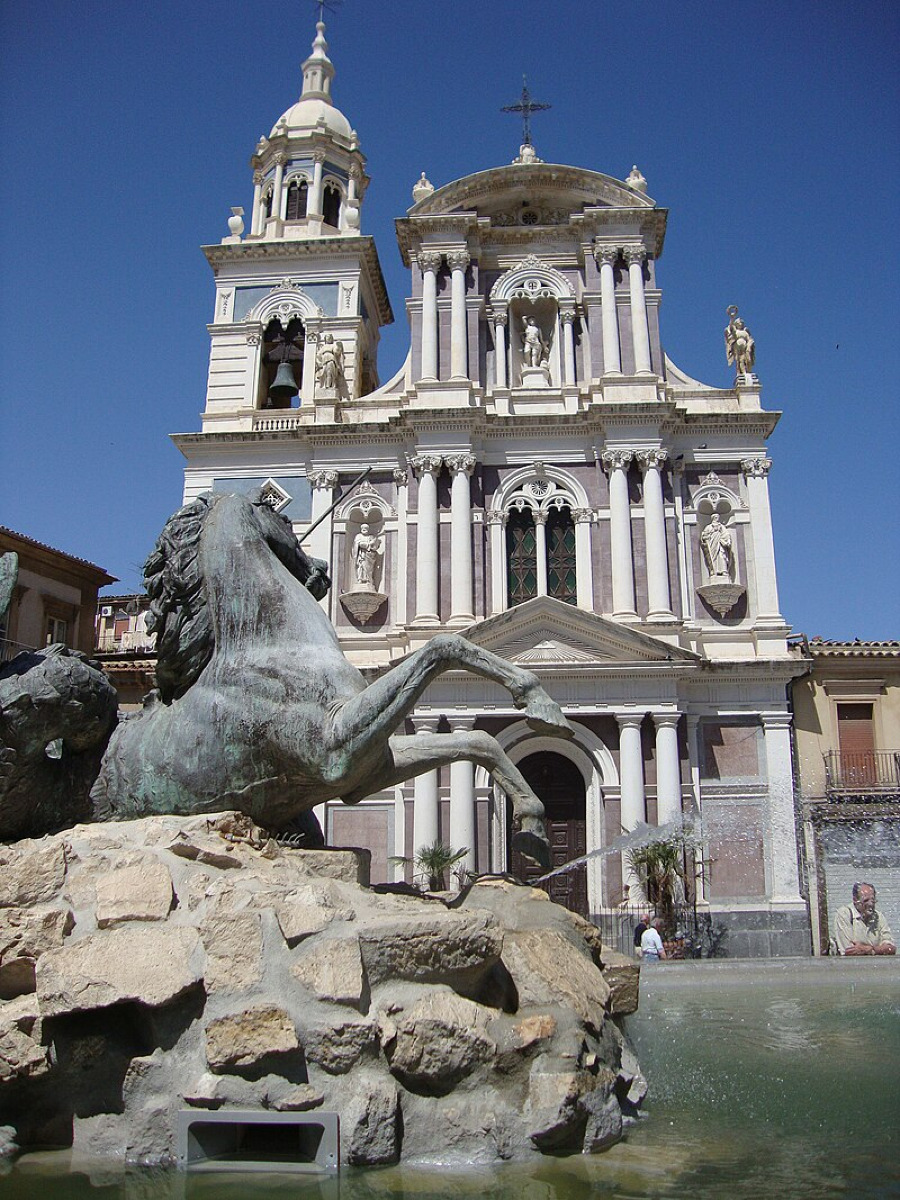 Piazza Garibaldi | Il salotto ottocentesco di Caltanissetta e le sorprendenti curiosità del Tritone - Foto: Insider93/Wikipedia