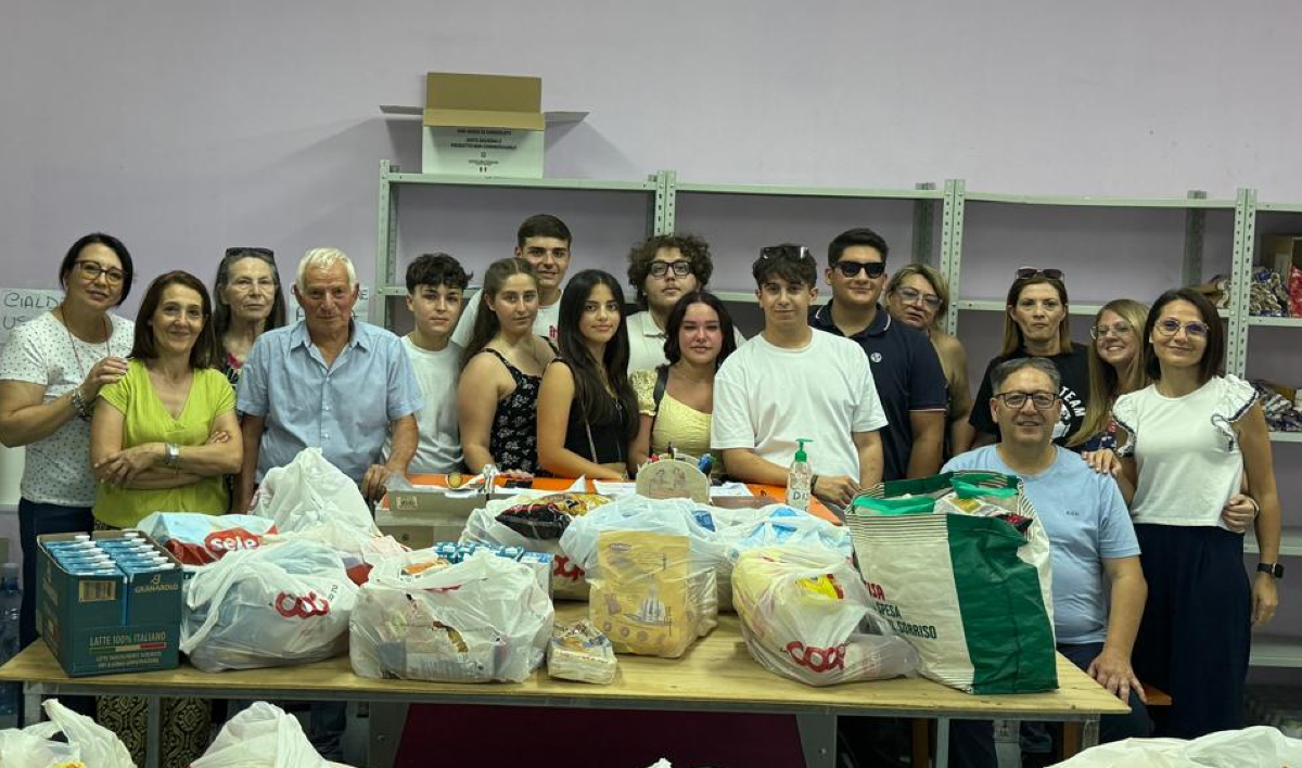 Spesa Sospesa, l'Interact Club dona generi alimentari all'associazione Gioia nel dare -