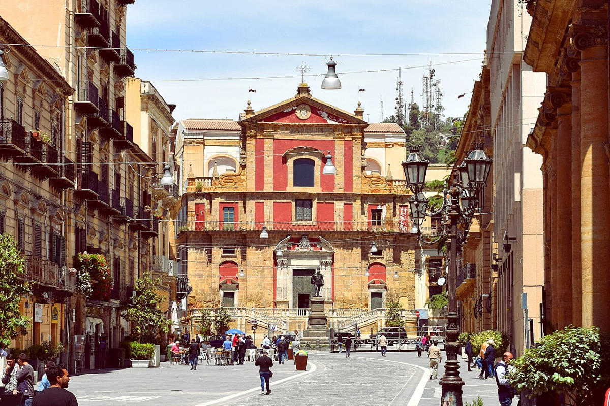 Un viale che nasconde una verità sorprendente | Corso Umberto I a Caltanissetta e la curiosità che pochi sanno - Foto: AlessandroAM/Wikipedia