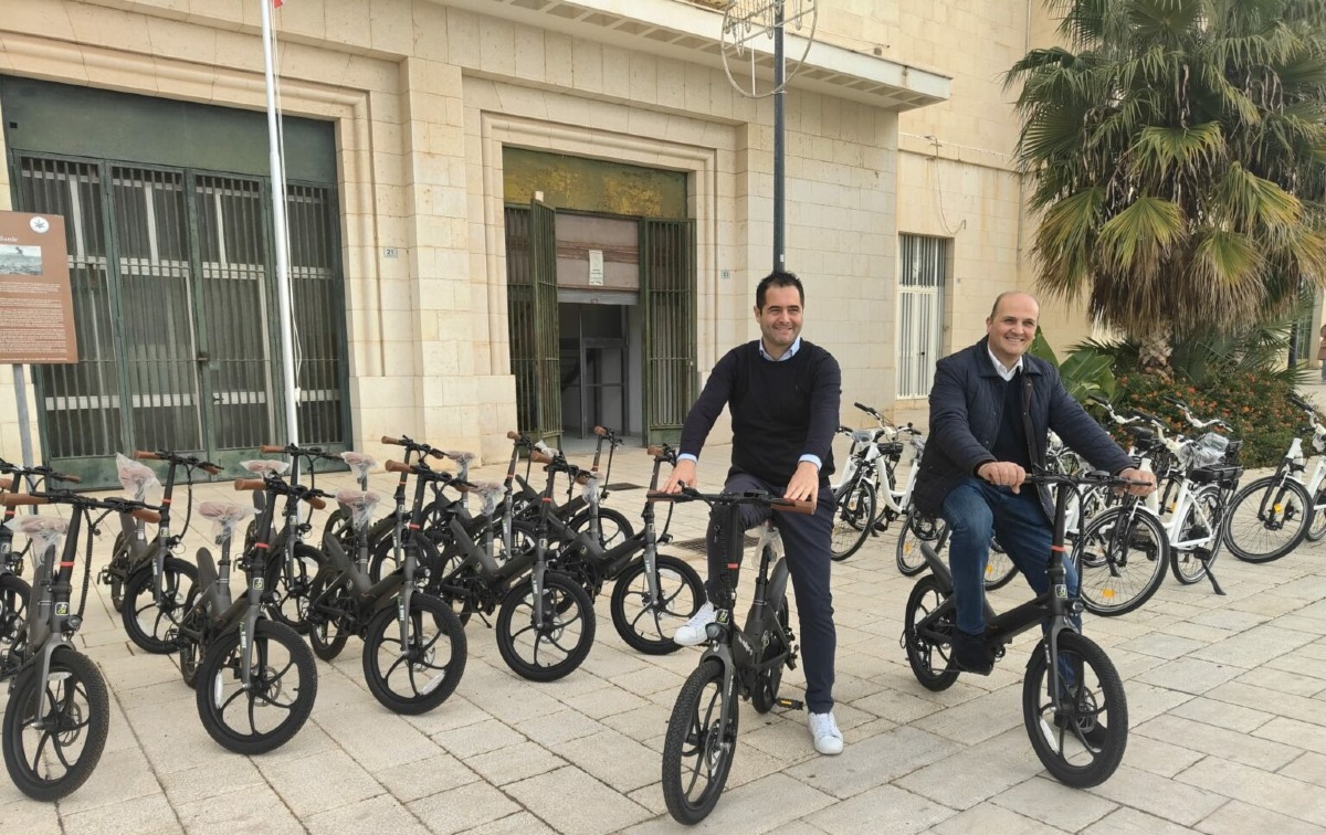 "Che fine hanno fatto le bici per la mobilità green?", Romano: "Ritornino ai cittadini" - Di Stefano e Franzone durante la presentazione delle bici