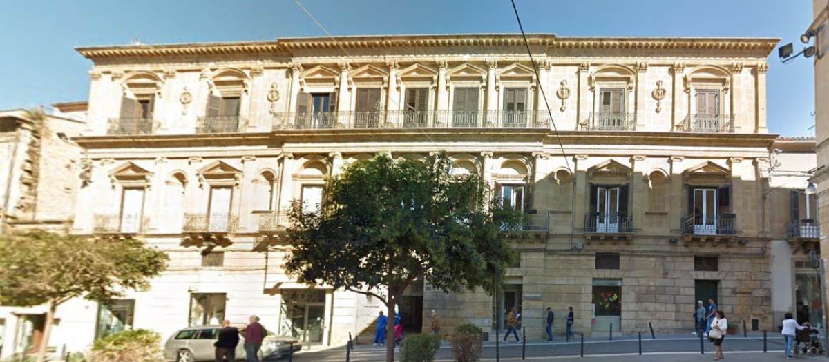 Palazzo Benintende | Il bugnato aristocratico di Caltanissetta e l’incontro con un personaggio che non immagini -