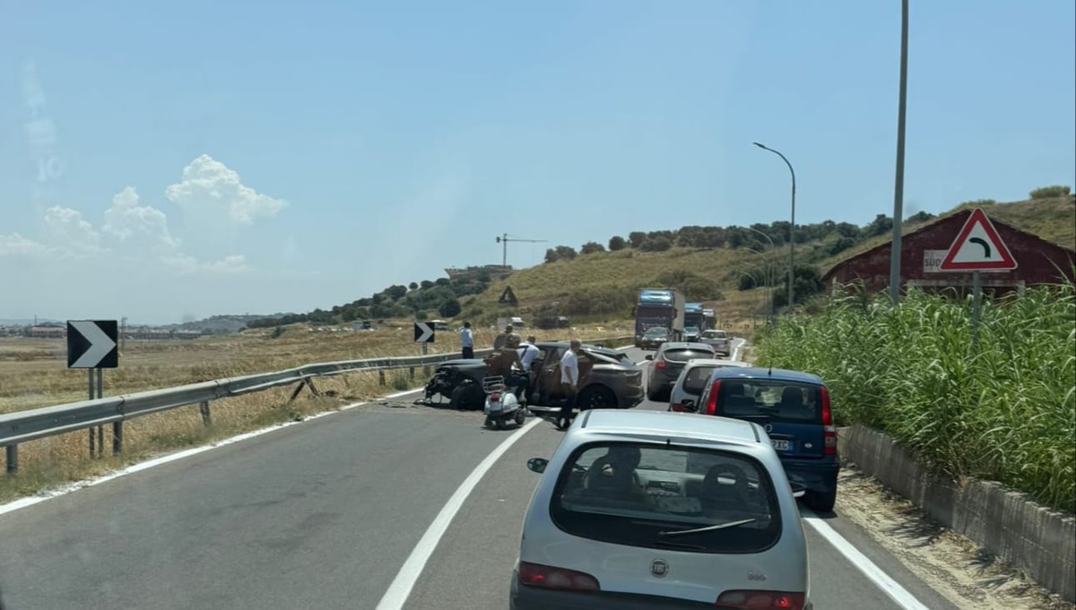Auto contro il guard rail sulla SS115 -