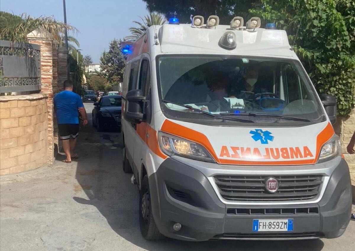 Manfria, sosta selvaggia e segnaletica violata: residenti, "mai interventi" - Un'ambulanza tra le strade di Manfria 
